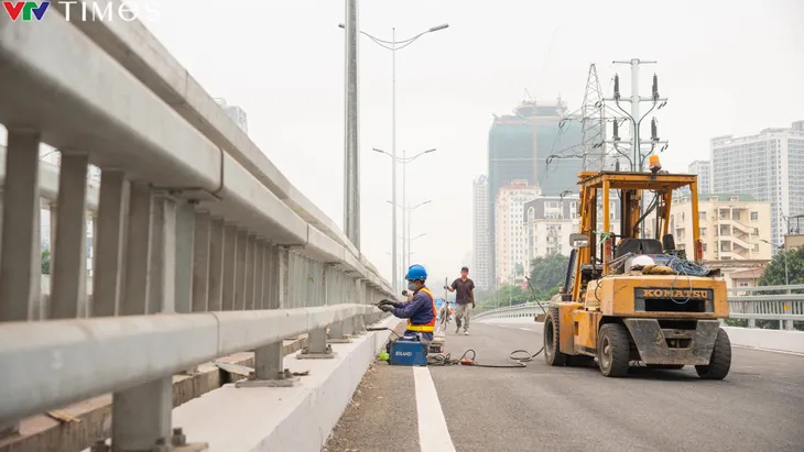 Diện mạo mới của nút giao Mai Dịch trước ngày thông xe cầu vượt thép - Ảnh 8. Diện mạo mới của nút giao Mai Dịch trước ngày thông xe cầu vượt thép - Ảnh 8.