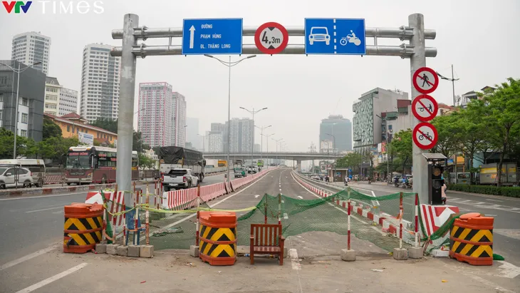 Diện mạo mới của nút giao Mai Dịch trước ngày thông xe cầu vượt thép - Ảnh 7. Diện mạo mới của nút giao Mai Dịch trước ngày thông xe cầu vượt thép - Ảnh 7.