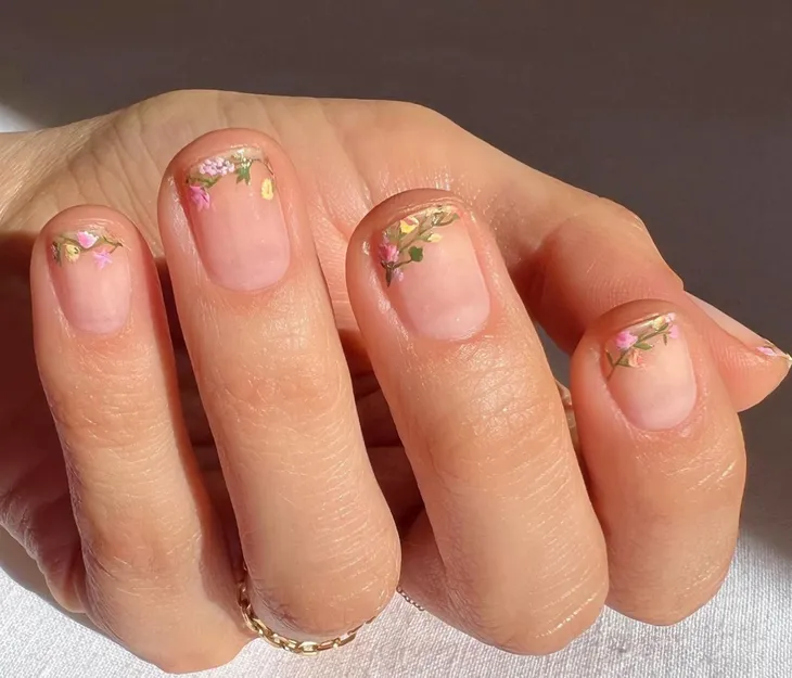 5 mẫu móng tay vẽ hoa cho mùa hè nóng bỏng - Ảnh 1. 5 mẫu móng tay vẽ hoa cho mùa hè nóng bỏng - Ảnh 1.