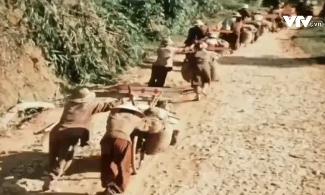 70 năm Chiến thắng Điện Biên Phủ: “Tất cả cho tiền tuyến, tất cả để chiến thắng” - Ảnh 1. 70 năm Chiến thắng Điện Biên Phủ: “Tất cả cho tiền tuyến, tất cả để chiến thắng” - Ảnh 1.