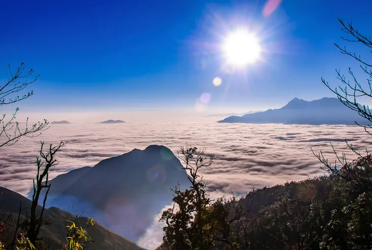 Chinh phục biển mây Ky Quan San, ngắm hoa đỗ quyên rừng - Ảnh 2. Chinh phục biển mây Ky Quan San, ngắm hoa đỗ quyên rừng - Ảnh 2.