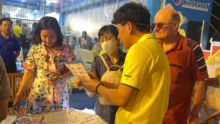 Nhiều khách hàng chốt deal ngay tại Ngày hội Du lịch TP Hồ Chí Minh - Ảnh 2. Nhiều khách hàng chốt deal ngay tại Ngày hội Du lịch TP Hồ Chí Minh - Ảnh 2.