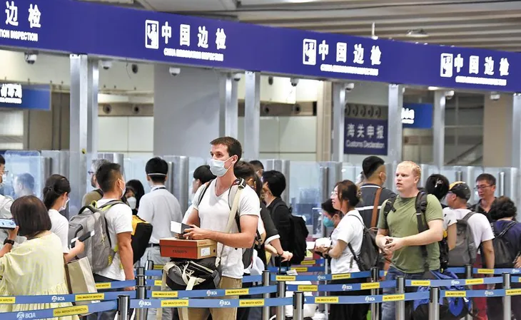 Trung Quốc tăng cường miễn thị thực để thúc đẩy du lịch - Ảnh 1. Trung Quốc tăng cường miễn thị thực để thúc đẩy du lịch - Ảnh 1.