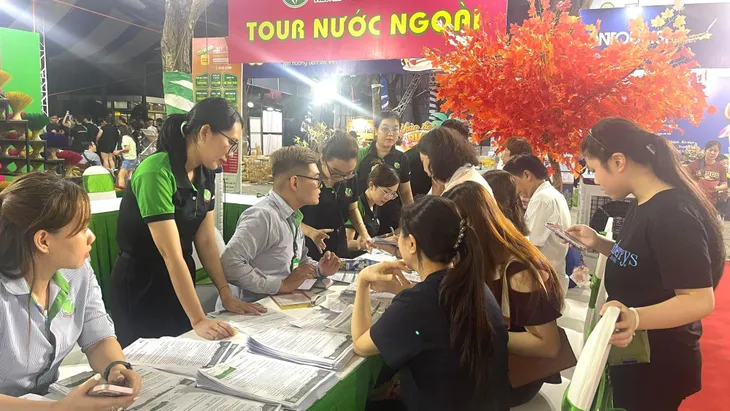 Nhiều khách hàng chốt deal ngay tại Ngày hội Du lịch TP Hồ Chí Minh - Ảnh 4. Nhiều khách hàng chốt deal ngay tại Ngày hội Du lịch TP Hồ Chí Minh - Ảnh 4.