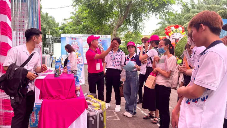 Nhiều khách hàng chốt deal ngay tại Ngày hội Du lịch TP Hồ Chí Minh - Ảnh 5. Nhiều khách hàng chốt deal ngay tại Ngày hội Du lịch TP Hồ Chí Minh - Ảnh 5.