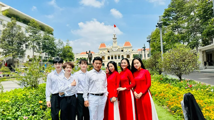 NSND Tạ Minh Tâm không quản ngại quay MV dưới nắng nóng - Ảnh 2. NSND Tạ Minh Tâm không quản ngại quay MV dưới nắng nóng - Ảnh 2.