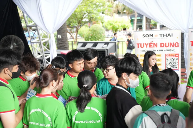 Đông đảo sinh viên tìm kiếm cơ hội tại “Sàn giao dịch việc làm ngành du lịch TP Hồ Chí Minh 2024” - Ảnh 3. Đông đảo sinh viên tìm kiếm cơ hội tại “Sàn giao dịch việc làm ngành du lịch TP Hồ Chí Minh 2024” - Ảnh 3.