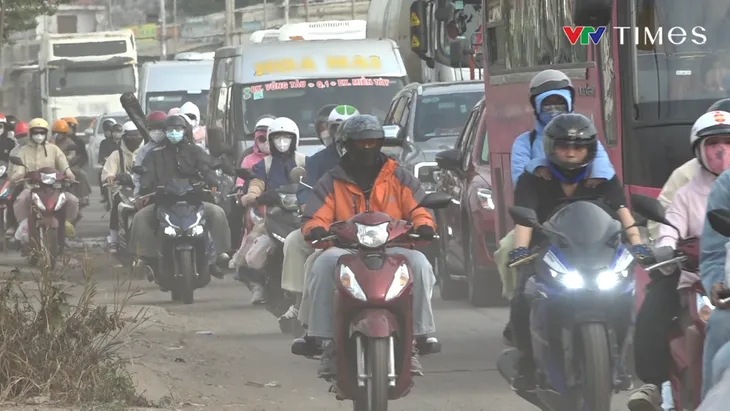Ô tô, xe máy chen nhau lưu thông trên quốc lộ 51 - Ảnh 2. Ô tô, xe máy chen nhau lưu thông trên quốc lộ 51 - Ảnh 2.