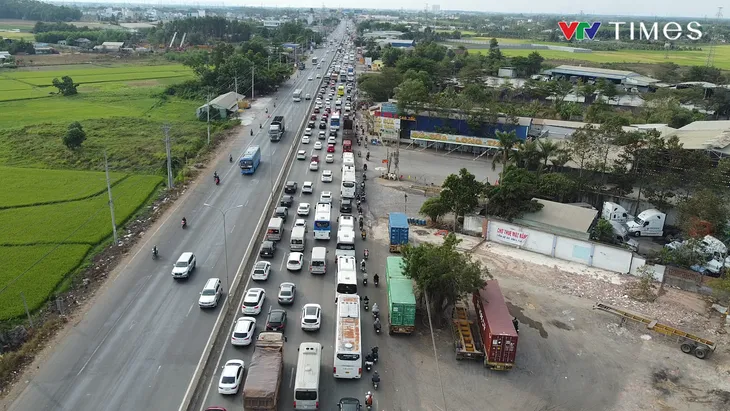 Ô tô, xe máy chen nhau lưu thông trên quốc lộ 51 - Ảnh 6. Ô tô, xe máy chen nhau lưu thông trên quốc lộ 51 - Ảnh 6.