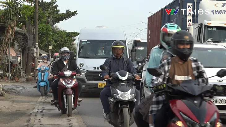 Ô tô, xe máy chen nhau lưu thông trên quốc lộ 51 - Ảnh 3. Ô tô, xe máy chen nhau lưu thông trên quốc lộ 51 - Ảnh 3.