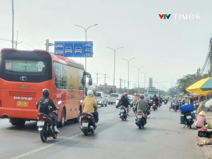 Ô tô, xe máy chen nhau lưu thông trên quốc lộ 51 - Ảnh 9. Ô tô, xe máy chen nhau lưu thông trên quốc lộ 51 - Ảnh 9.