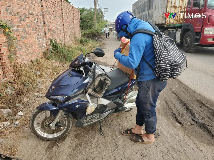 Ô tô, xe máy chen nhau lưu thông trên quốc lộ 51 - Ảnh 4. Ô tô, xe máy chen nhau lưu thông trên quốc lộ 51 - Ảnh 4.