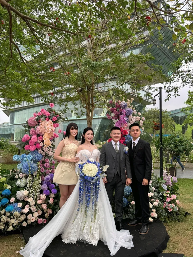 Toàn cảnh đám cưới sang chảnh của Quang Hải - Chu Thanh Huyền, báo tin sắp có em bé - Ảnh 8. Toàn cảnh đám cưới sang chảnh của Quang Hải - Chu Thanh Huyền, báo tin sắp có em bé - Ảnh 8.