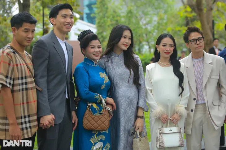 Toàn cảnh đám cưới sang chảnh của Quang Hải - Chu Thanh Huyền, báo tin sắp có em bé - Ảnh 9. Toàn cảnh đám cưới sang chảnh của Quang Hải - Chu Thanh Huyền, báo tin sắp có em bé - Ảnh 9.