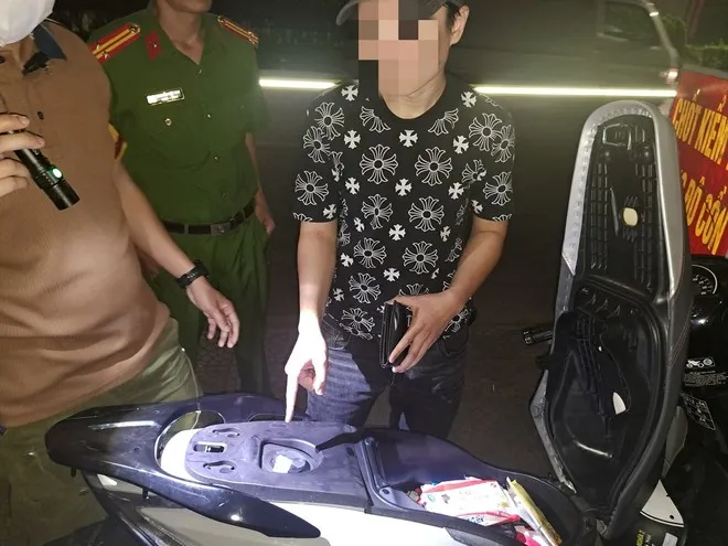 Hà Nội: Lực lượng 141 hoá trang tuần tra phát hiện thanh niên mang ma túy đá - Ảnh 2. Hà Nội: Lực lượng 141 hoá trang tuần tra phát hiện thanh niên mang ma túy đá - Ảnh 2.