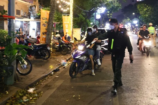 Hà Nội: Lực lượng 141 hoá trang tuần tra phát hiện thanh niên mang ma túy đá - Ảnh 1. Hà Nội: Lực lượng 141 hoá trang tuần tra phát hiện thanh niên mang ma túy đá - Ảnh 1.