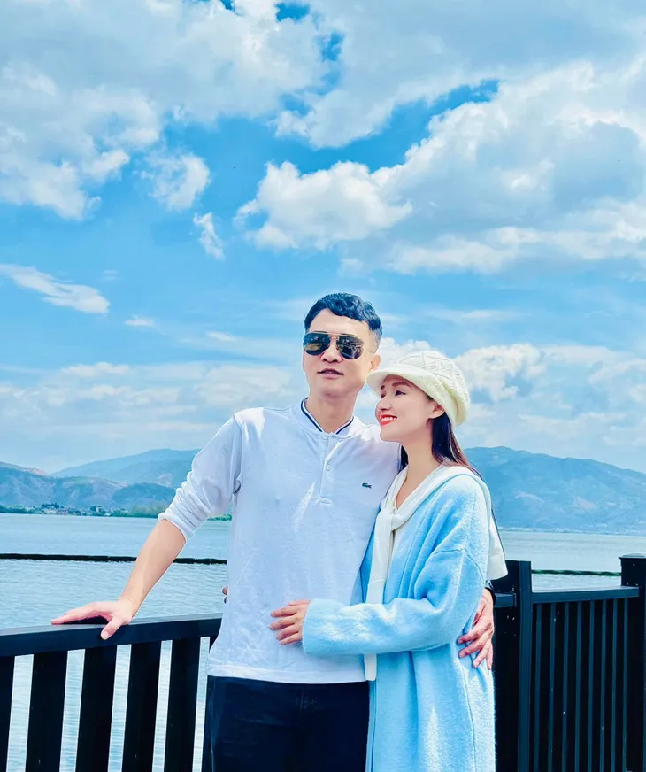 MC Đan Lê tình tứ bên chồng, BTV Hoài Anh khoe ảnh thời học sinh - Ảnh 4. MC Đan Lê tình tứ bên chồng, BTV Hoài Anh khoe ảnh thời học sinh - Ảnh 4.