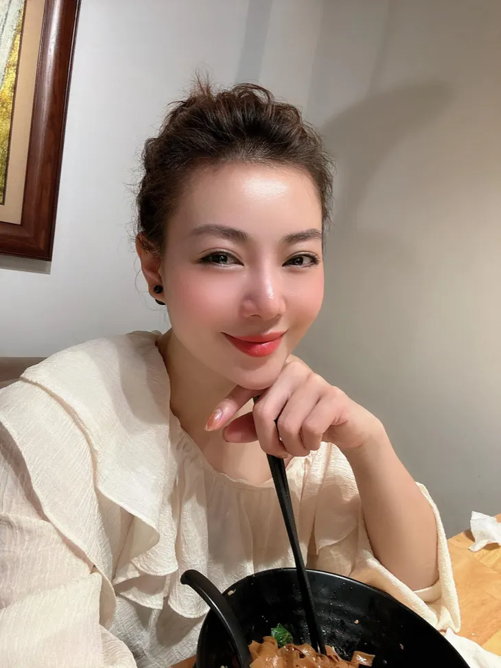 MC Đan Lê tình tứ bên chồng, BTV Hoài Anh khoe ảnh thời học sinh - Ảnh 3. MC Đan Lê tình tứ bên chồng, BTV Hoài Anh khoe ảnh thời học sinh - Ảnh 3.
