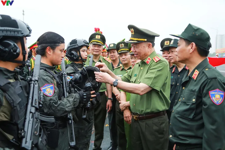 Luyện tập thuần thục, phục vụ tốt Lễ kỷ niệm 50 năm Ngày truyền thống lực lượng Cảnh sát cơ động - Ảnh 3. Luyện tập thuần thục, phục vụ tốt Lễ kỷ niệm 50 năm Ngày truyền thống lực lượng Cảnh sát cơ động - Ảnh 3.