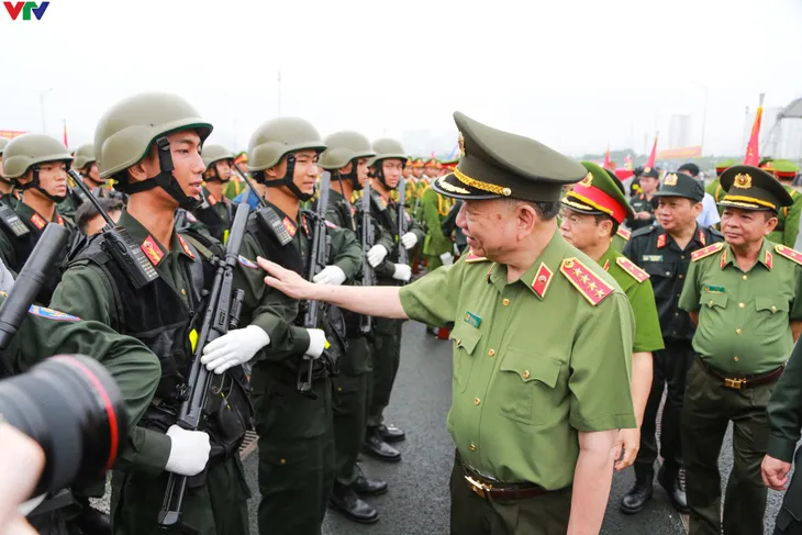 Luyện tập thuần thục, phục vụ tốt Lễ kỷ niệm 50 năm Ngày truyền thống lực lượng Cảnh sát cơ động - Ảnh 10. Luyện tập thuần thục, phục vụ tốt Lễ kỷ niệm 50 năm Ngày truyền thống lực lượng Cảnh sát cơ động - Ảnh 10.