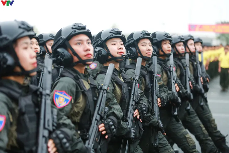 Luyện tập thuần thục, phục vụ tốt Lễ kỷ niệm 50 năm Ngày truyền thống lực lượng Cảnh sát cơ động - Ảnh 8. Luyện tập thuần thục, phục vụ tốt Lễ kỷ niệm 50 năm Ngày truyền thống lực lượng Cảnh sát cơ động - Ảnh 8.