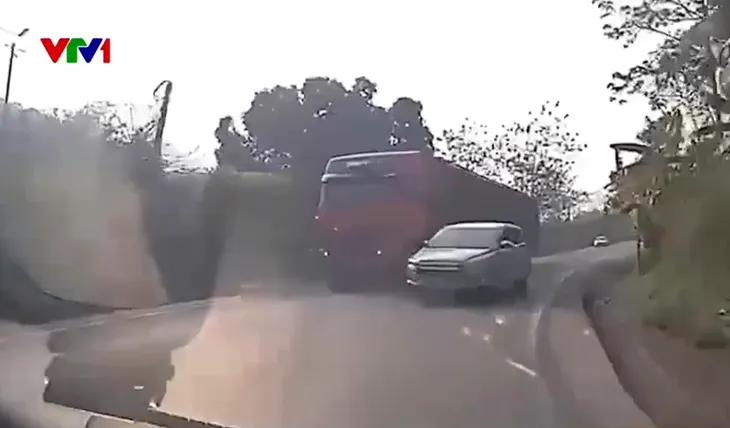 Vượt ẩu, lấn làn khi vào cua, xe con suýt gây tai nạn - Ảnh 1. Vượt ẩu, lấn làn khi vào cua, xe con suýt gây tai nạn - Ảnh 1.