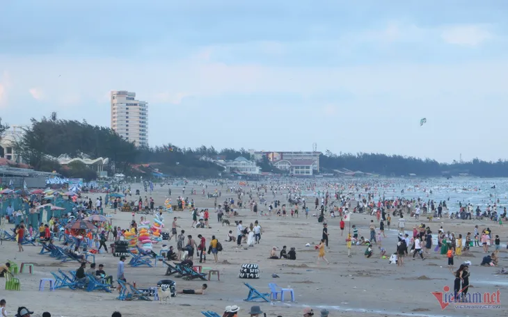Thời tiết Nam bộ nắng nóng, nhiều du khách đổ về Vũng Tàu tắm biển - Ảnh 1. Thời tiết Nam bộ nắng nóng, nhiều du khách đổ về Vũng Tàu tắm biển - Ảnh 1.