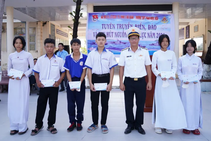 Tuyên truyền về biển đảo Việt Nam, thu hút nguồn nhân lực bộ đội Hải quân - Ảnh 2. Tuyên truyền về biển đảo Việt Nam, thu hút nguồn nhân lực bộ đội Hải quân - Ảnh 2.