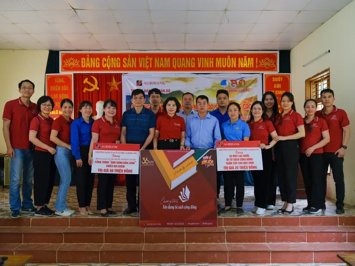 “Thắp sáng bản làng” xây dựng nông thôn mới - Ảnh 1. “Thắp sáng bản làng” xây dựng nông thôn mới - Ảnh 1.