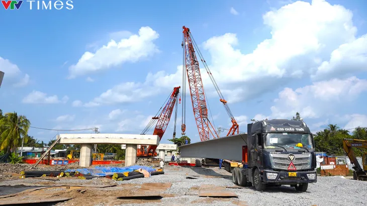 Hơn 1.000 công nhân thi công trên cao tốc Cần Thơ – Cà Mau dưới cái nóng như “đổ lửa” - Ảnh 4. Hơn 1.000 công nhân thi công trên cao tốc Cần Thơ – Cà Mau dưới cái nóng như “đổ lửa” - Ảnh 4.