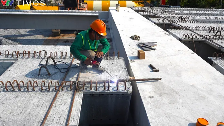 Hơn 1.000 công nhân thi công trên cao tốc Cần Thơ – Cà Mau dưới cái nóng như “đổ lửa” - Ảnh 2. Hơn 1.000 công nhân thi công trên cao tốc Cần Thơ – Cà Mau dưới cái nóng như “đổ lửa” - Ảnh 2.
