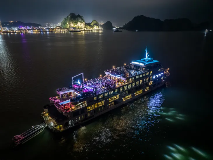 Bắn pháo hoa trên du thuyền: Điểm mới cho du lịch Hạ Long hè 2024 - Ảnh 1. Bắn pháo hoa trên du thuyền: Điểm mới cho du lịch Hạ Long hè 2024 - Ảnh 1.