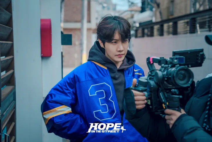 J Hope phá kỷ lục của chính mình với album “Hope on the Street Vol 1” - Ảnh 2. J Hope phá kỷ lục của chính mình với album “Hope on the Street Vol 1” - Ảnh 2.