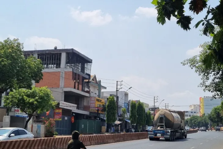 Xử phạt đơn vị thi công để thanh sắt rơi trúng đầu người đi đường - Ảnh 1. Xử phạt đơn vị thi công để thanh sắt rơi trúng đầu người đi đường - Ảnh 1.