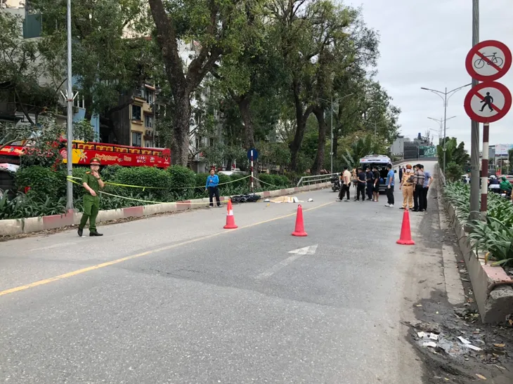 Nam sinh lớp 10 đi xe đạp điện tử vong sau tai nạn tại Hà Nội - Ảnh 1. Nam sinh lớp 10 đi xe đạp điện tử vong sau tai nạn tại Hà Nội - Ảnh 1.