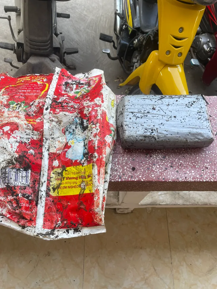 Tiền Giang: Tiếp tục phát hiện 3 gói nylon nghi ma túy trôi dạt từ biển vào - Ảnh 1. Tiền Giang: Tiếp tục phát hiện 3 gói nylon nghi ma túy trôi dạt từ biển vào - Ảnh 1.