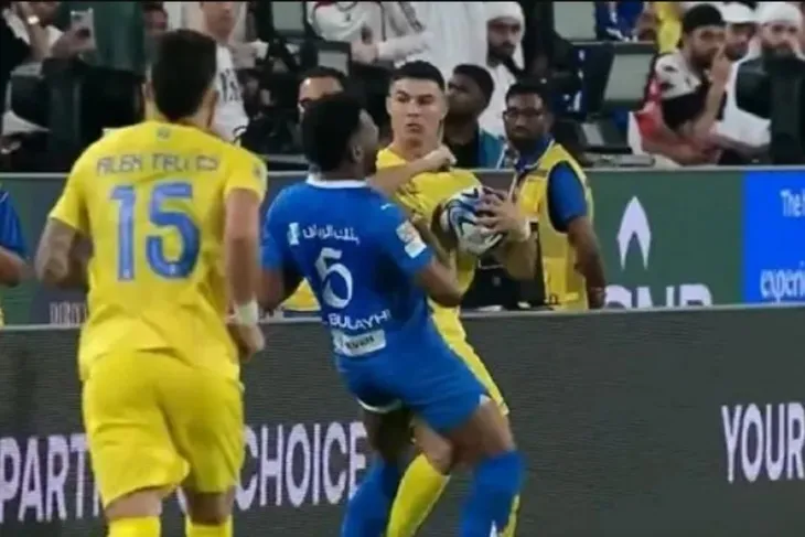 Ronaldo nhận thẻ đỏ trực tiếp, Al Nassr dừng bước tại bán kết Siêu cúp Ả Rập Xê Út - Ảnh 1. Ronaldo nhận thẻ đỏ trực tiếp, Al Nassr dừng bước tại bán kết Siêu cúp Ả Rập Xê Út - Ảnh 1.