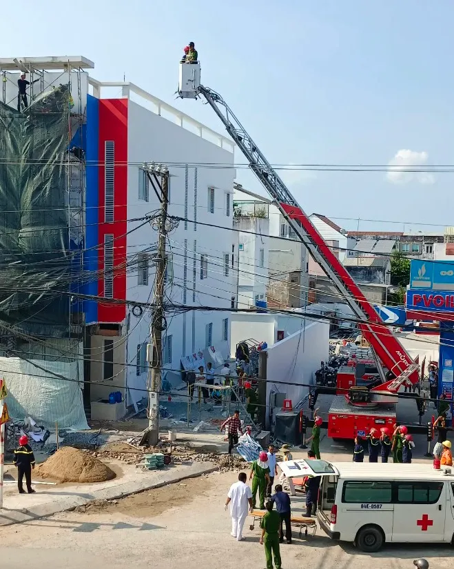 Hai công nhân bị điện giật ở độ cao 15 mét - Ảnh 1.