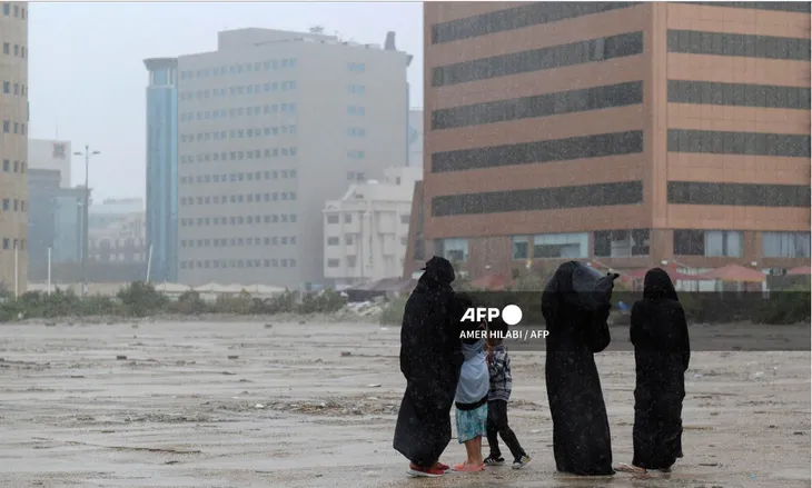 Mưa lớn gây ngập lụt nghiêm trọng, Saudi Arabia đóng cửa nhiều trường học - Ảnh 2. Mưa lớn gây ngập lụt nghiêm trọng, Saudi Arabia đóng cửa nhiều trường học - Ảnh 2.