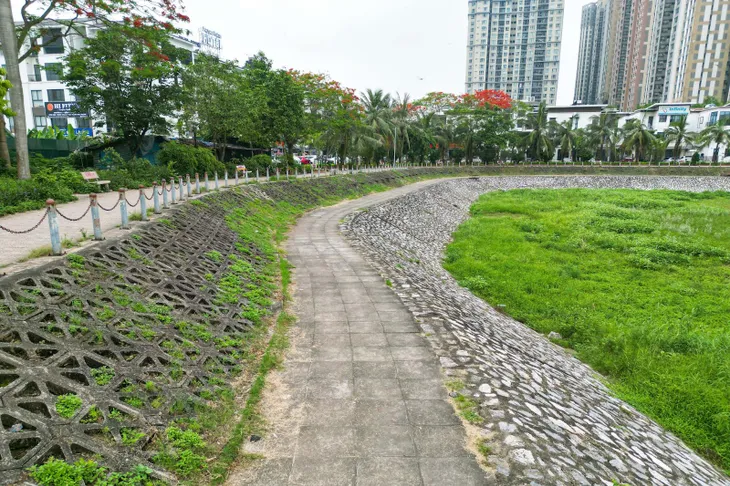 Hà Nội có mưa nhiều nhưng hồ Trung Văn vẫn cạn nước - Ảnh 5. Hà Nội có mưa nhiều nhưng hồ Trung Văn vẫn cạn nước - Ảnh 5.