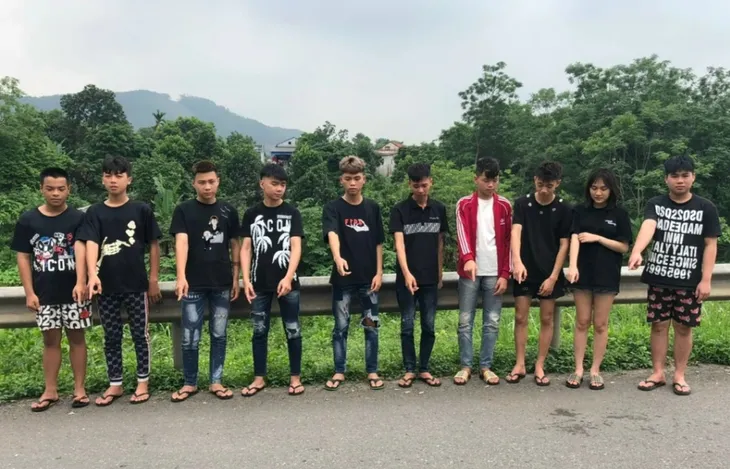 Nhóm thanh thiếu niên đi xe máy bốc đầu trên cao tốc, quay clip đăng lên mạng - Ảnh 1. Nhóm thanh thiếu niên đi xe máy bốc đầu trên cao tốc, quay clip đăng lên mạng - Ảnh 1.