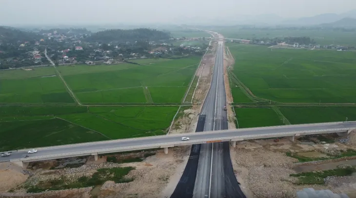 Cần sớm thông xe toàn tuyến cao tốc Diễn Châu - Bãi Vọt vào 30/6 - Ảnh 1. Cần sớm thông xe toàn tuyến cao tốc Diễn Châu - Bãi Vọt vào 30/6 - Ảnh 1.