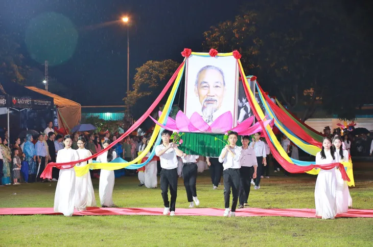 Nghệ An: Khai mạc Lễ hội Làng Sen năm 2024 - Ảnh 2. Nghệ An: Khai mạc Lễ hội Làng Sen năm 2024 - Ảnh 2.