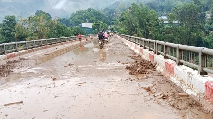 Mưa đá, dông lốc tại Điện Biên làm 3 người bị thương, hàng trăm ngôi nhà hư hại - Ảnh 1. Mưa đá, dông lốc tại Điện Biên làm 3 người bị thương, hàng trăm ngôi nhà hư hại - Ảnh 1.