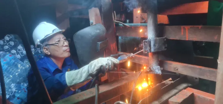 Trung tâm Dịch vụ hậu cần - Kỹ thuật đảo Trường Sa giúp tàu cá Bình Định khắc phục sự cố trên biển - Ảnh 1. Trung tâm Dịch vụ hậu cần - Kỹ thuật đảo Trường Sa giúp tàu cá Bình Định khắc phục sự cố trên biển - Ảnh 1.