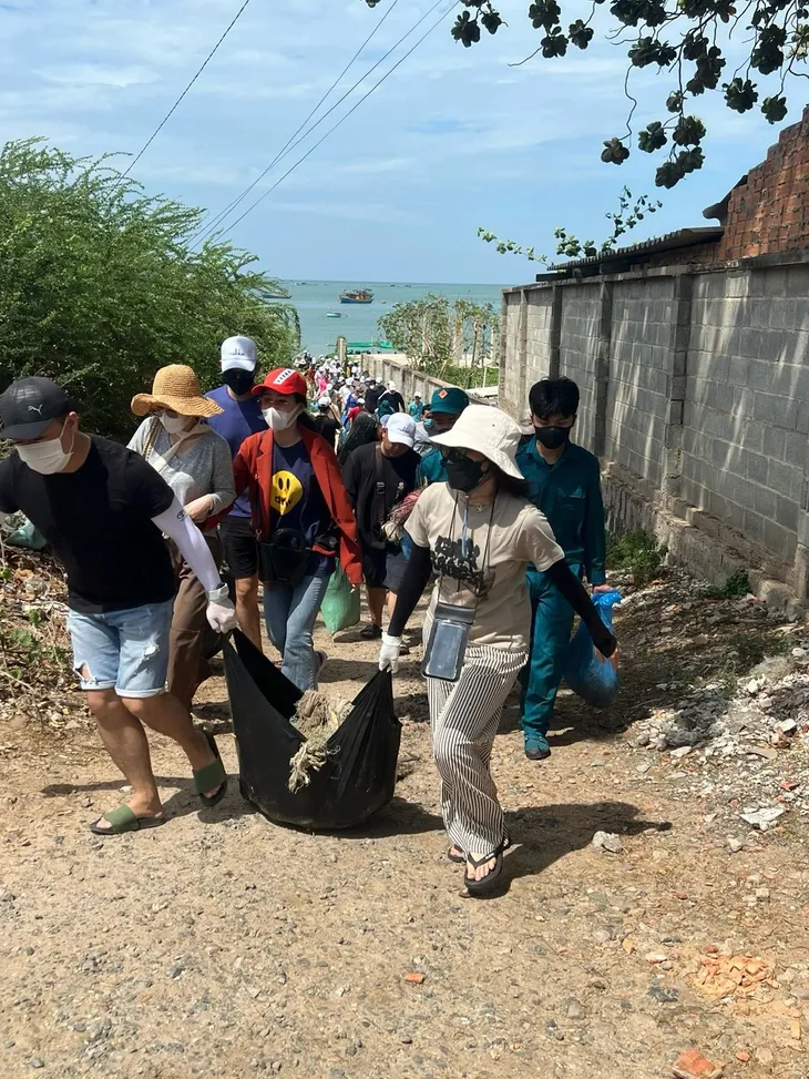 Bình Thuận: Khẩn trương thu gom dầu thải trôi dạt từ biển vào - Ảnh 2. Bình Thuận: Khẩn trương thu gom dầu thải trôi dạt từ biển vào - Ảnh 2.
