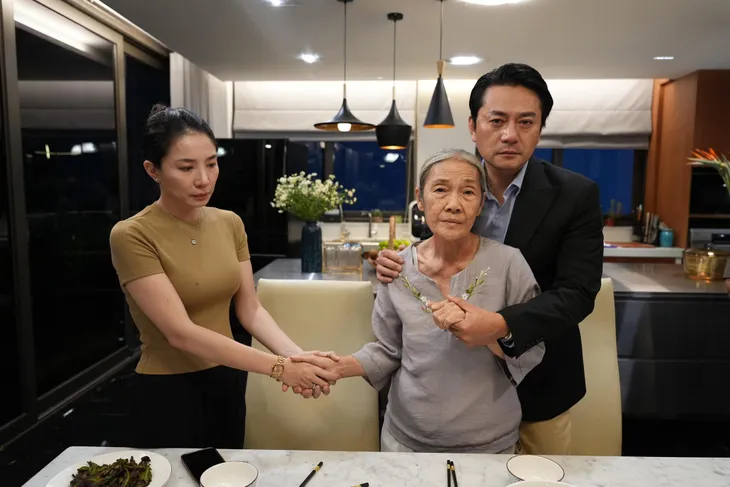 Những người mẹ ấn tượng trong Lật mặt 7 - Ảnh 5. Những người mẹ ấn tượng trong Lật mặt 7 - Ảnh 5.
