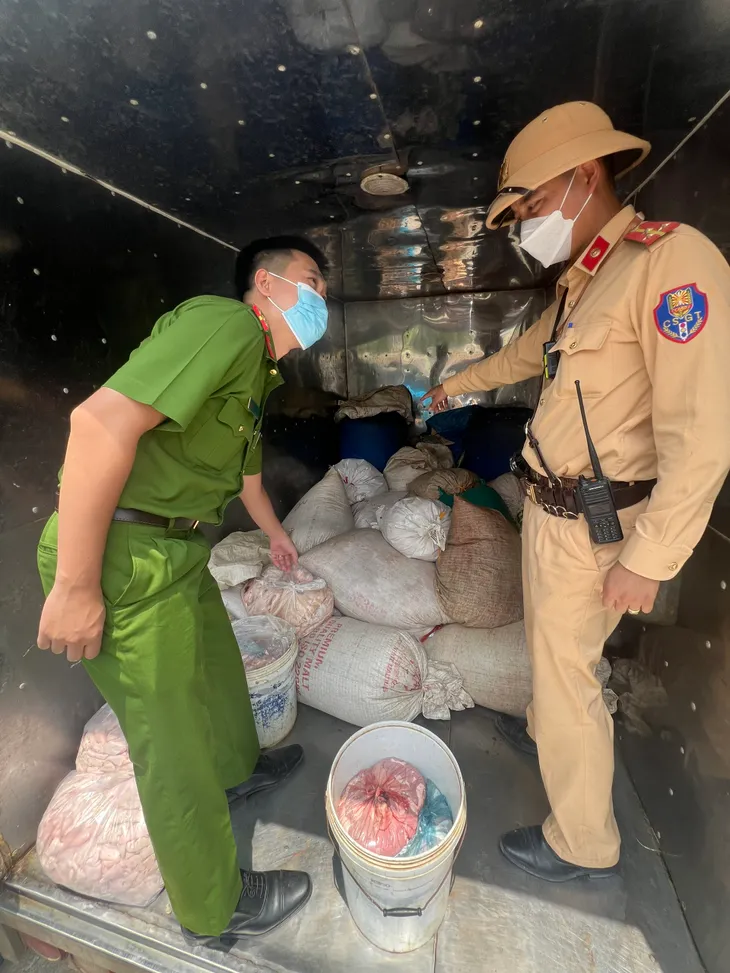 Hà Nội: Thu giữ hơn 1,5 tấn nội tạng động vật không rõ nguồn gốc - Ảnh 1. Hà Nội: Thu giữ hơn 1,5 tấn nội tạng động vật không rõ nguồn gốc - Ảnh 1.