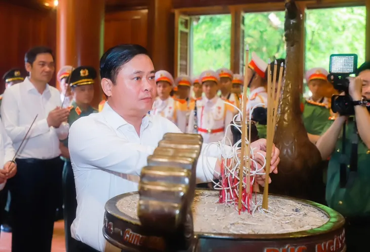 Bộ Công an dâng hoa, dâng hương tưởng niệm Chủ tịch Hồ Chí Minh - Ảnh 4.