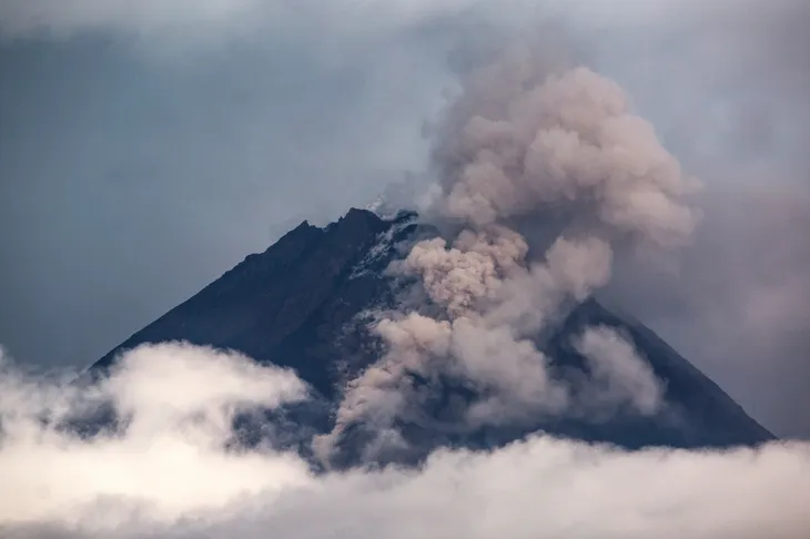 Ít nhất 28 người chết, nhiều người mất tích do lũ quét và dung nham lạnh ở Indonesia - Ảnh 1. Ít nhất 28 người chết, nhiều người mất tích do lũ quét và dung nham lạnh ở Indonesia - Ảnh 1.